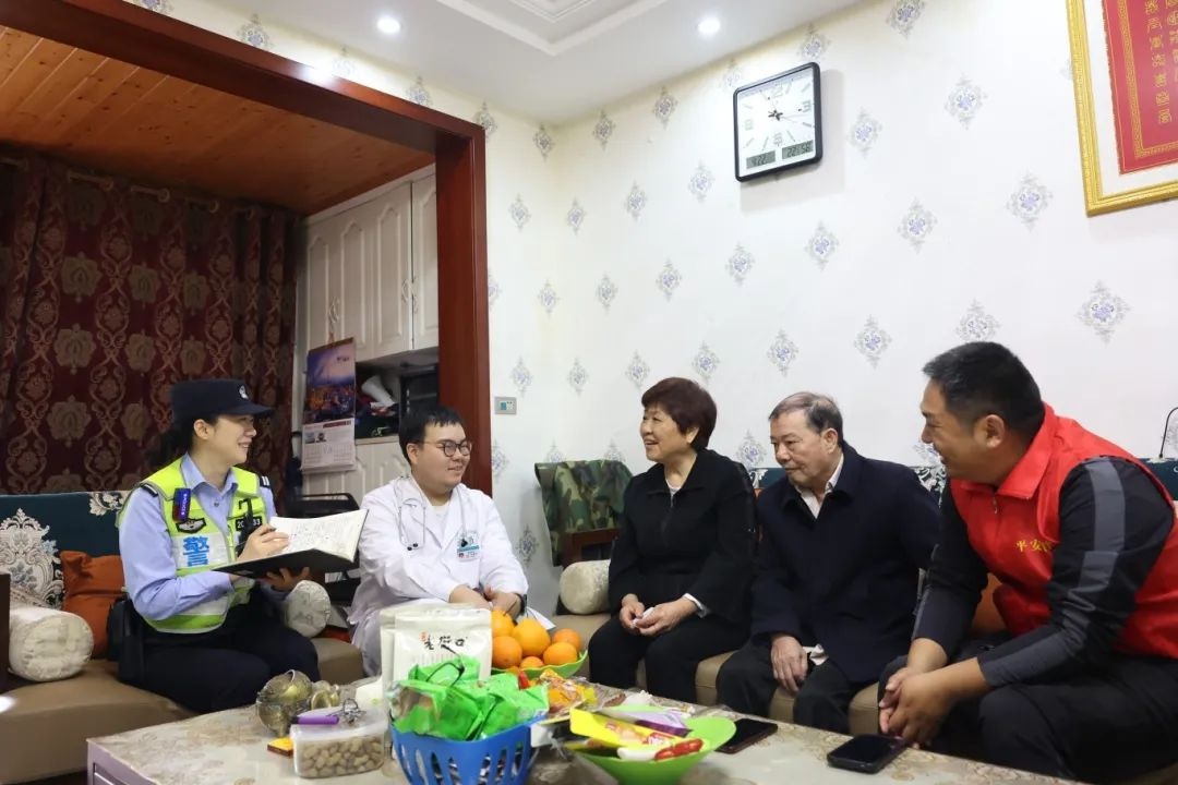 重庆9位社区民警如何用脚步丈量8D魔幻之城，织就平安密码？  第4张