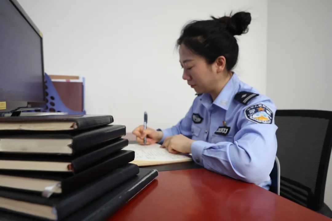 重庆9位社区民警如何用脚步丈量8D魔幻之城，织就平安密码？  第5张
