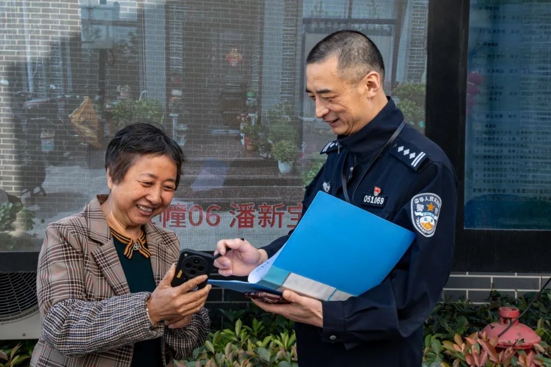 舟山民警乘红帆船巡查渔港，这些便民服务你了解吗？  第3张