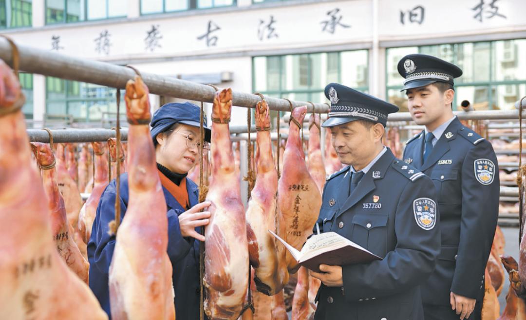 舟山民警乘红帆船巡查渔港，这些便民服务你了解吗？  第4张