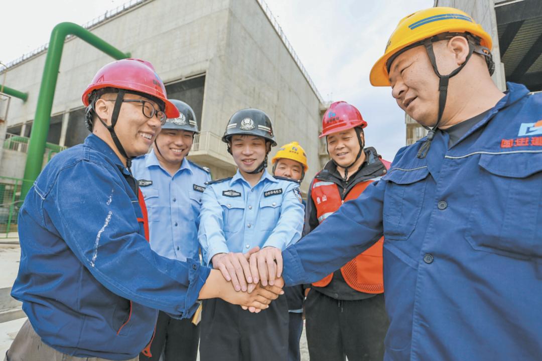 舟山民警乘红帆船巡查渔港，这些便民服务你了解吗？  第7张