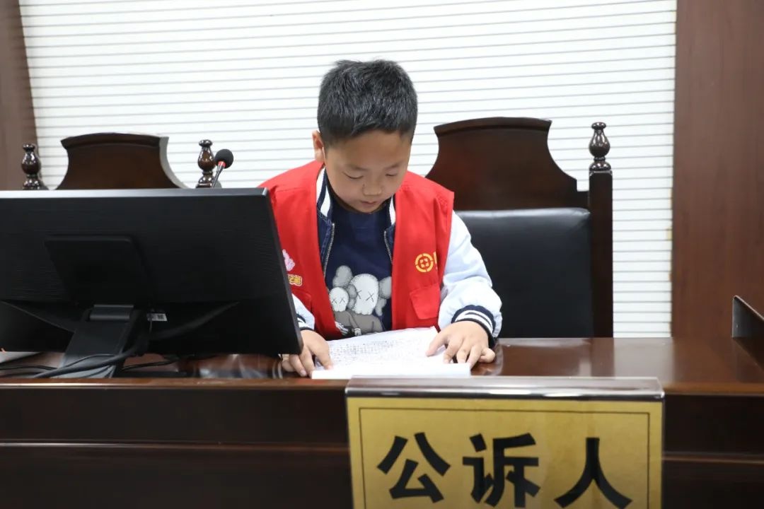 小记者变身小法官！这场司法研学之旅如何点燃孩子们的法治梦想？  第7张