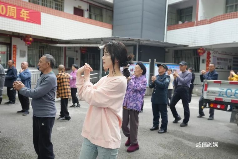 毕业大学生郑汝琴投身敬老院！这背后的故事你知道吗？  第2张