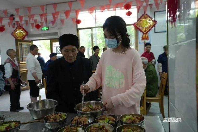 毕业大学生郑汝琴投身敬老院！这背后的故事你知道吗？  第3张