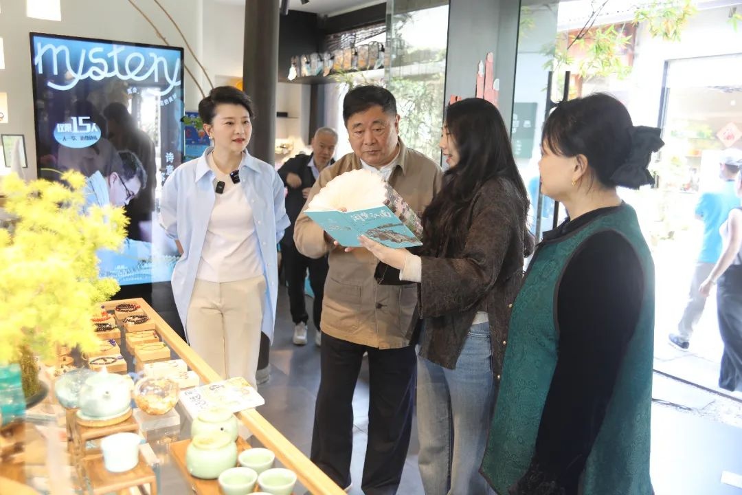 单霁翔漫步运河畅谈遗产魅力！解码杭州世界文化遗产为何如此重要？  第2张