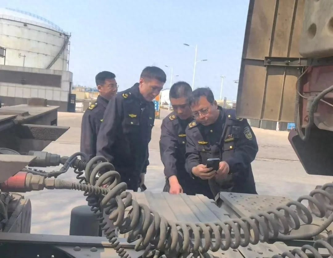 市执法队创新模式开展重型柴油货车尾气排放帮扶检查？重点查这些