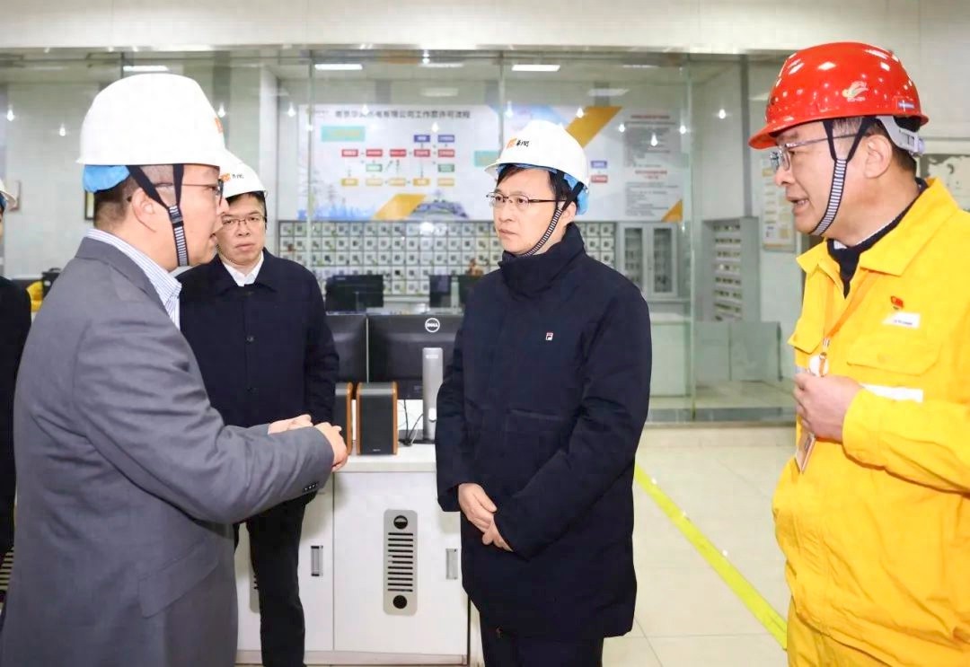 蛇年春节将至！南京张灯结彩年味浓，市长检查工作如何让市民游客欢度佳节？