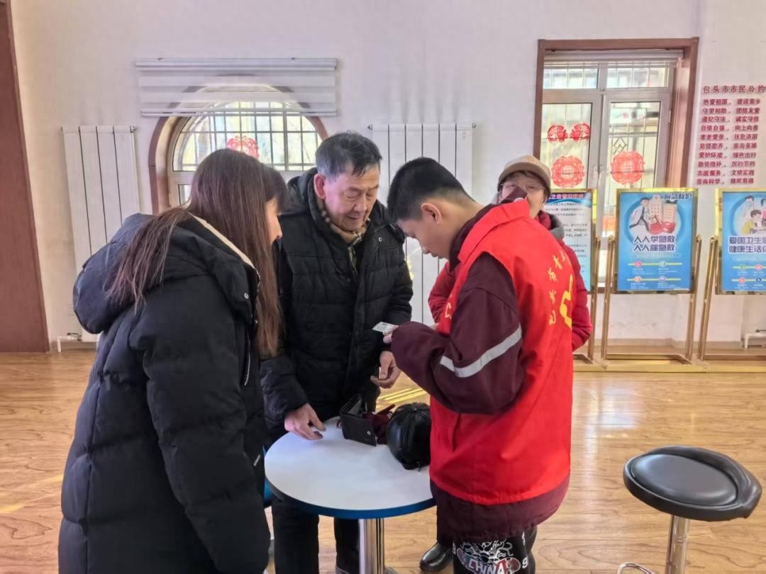 春节将至！昆都仑区社保服务进社区，为老人养老认证暖民心，解决三大难题  第1张