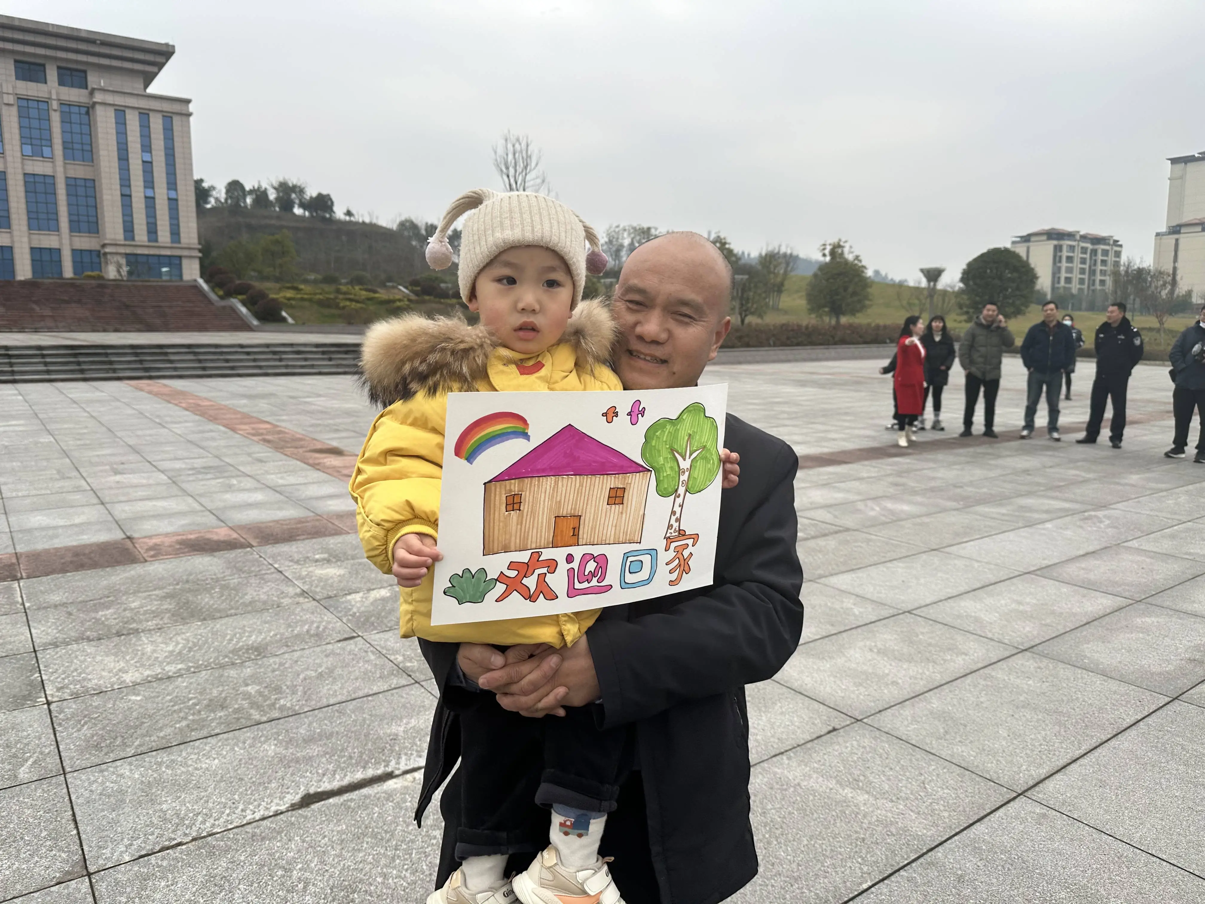 四川广安：两岁半外孙画欢迎回家，三千里返乡车队能否圆亲人团圆梦？