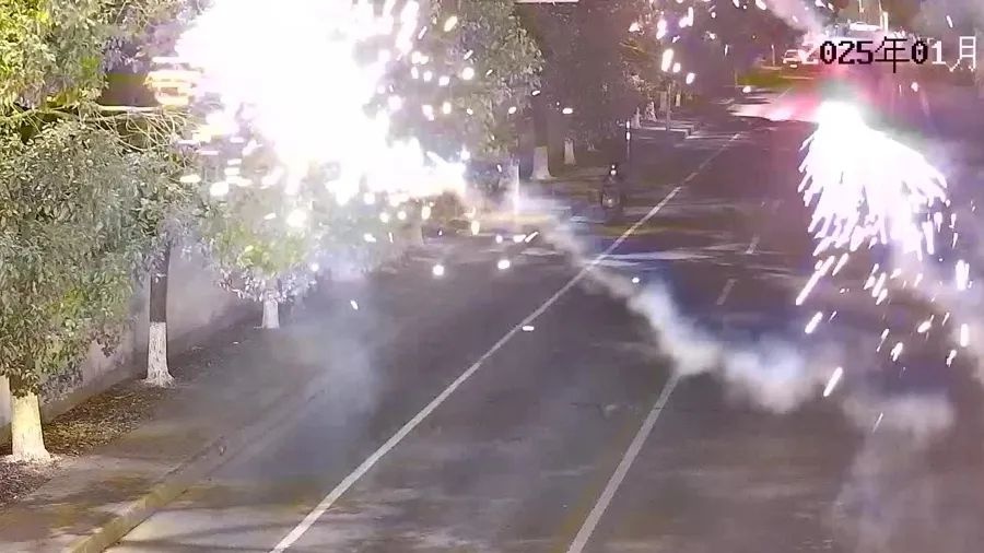 上海松江男子下班禁燃区放烟花致草坪起火，禁燃规定怎可如此漠视？  第2张