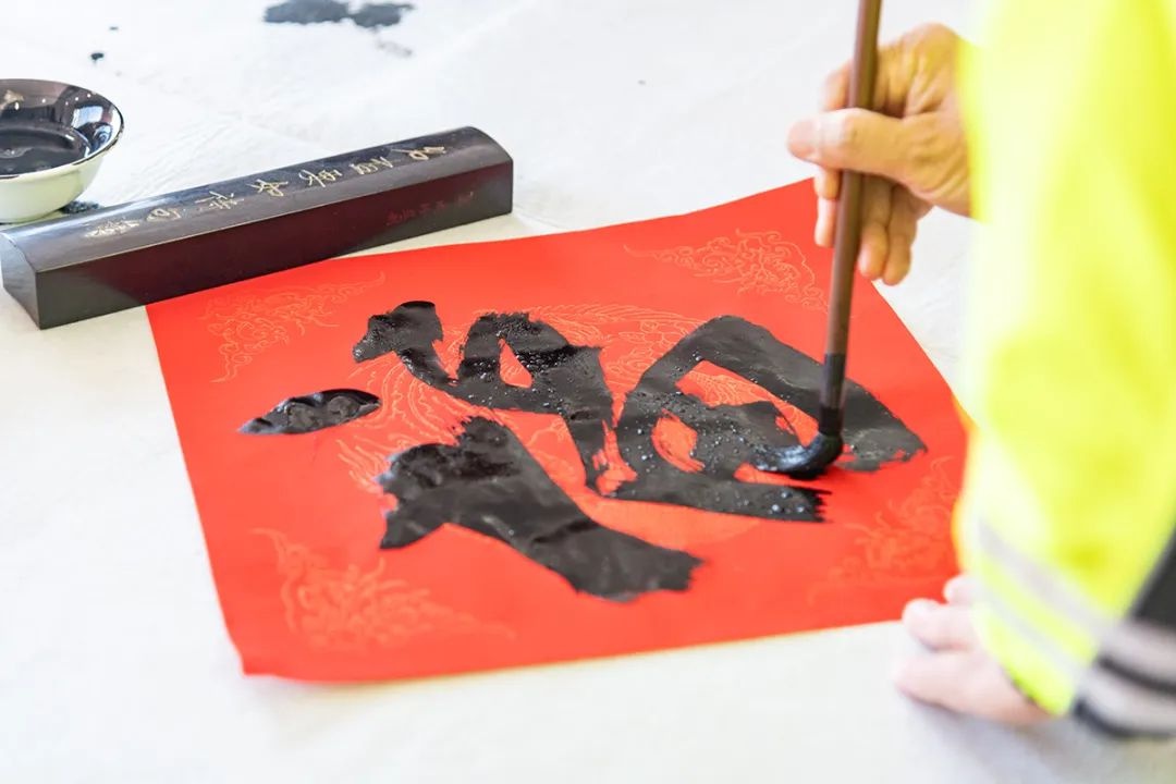 春节将至！交警海陵大队开展送福活动，和小学生共传文明出行祝福，你心动了吗？  第3张