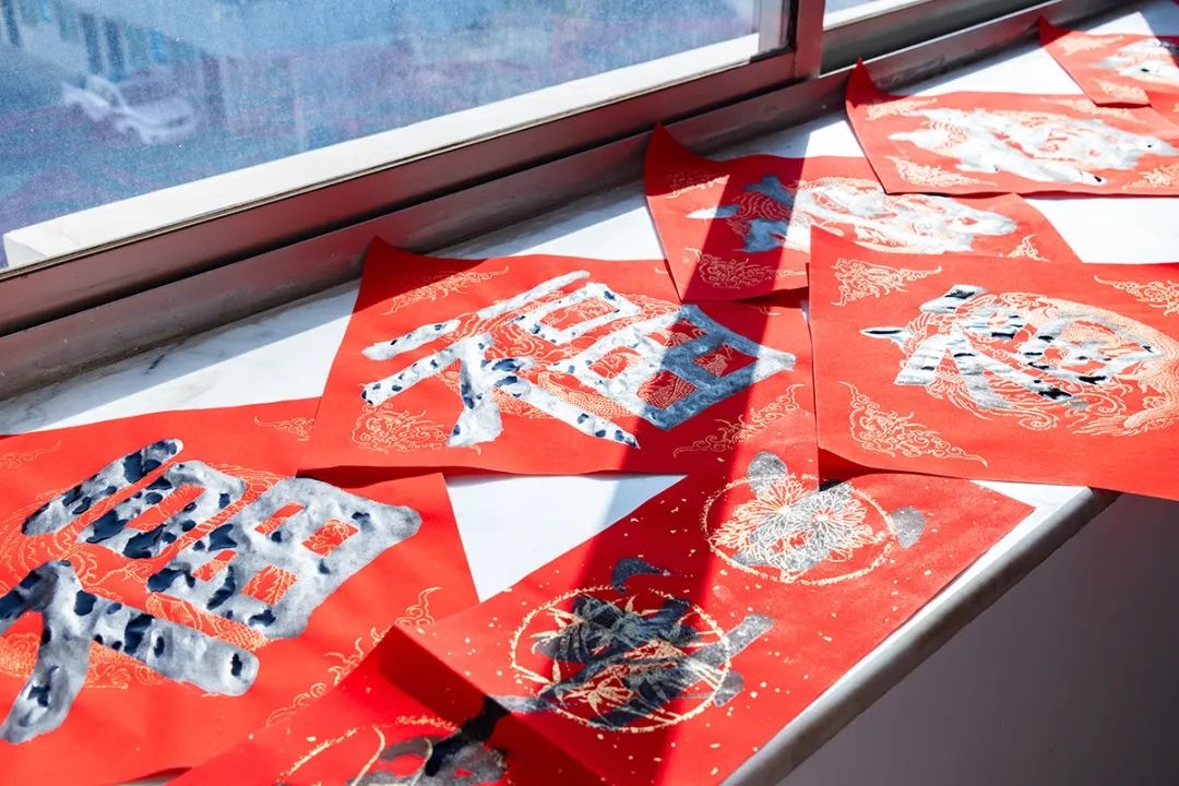 春节将至！交警海陵大队开展送福活动，和小学生共传文明出行祝福，你心动了吗？  第4张