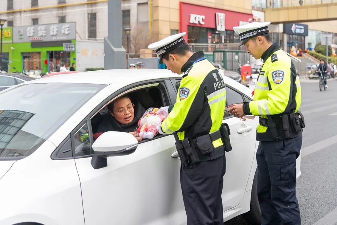 春节将至！交警海陵大队开展送福活动，和小学生共传文明出行祝福，你心动了吗？  第5张