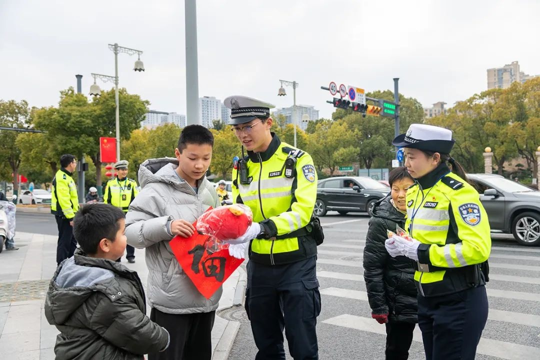 春节将至！交警海陵大队开展送福活动，和小学生共传文明出行祝福，你心动了吗？  第7张