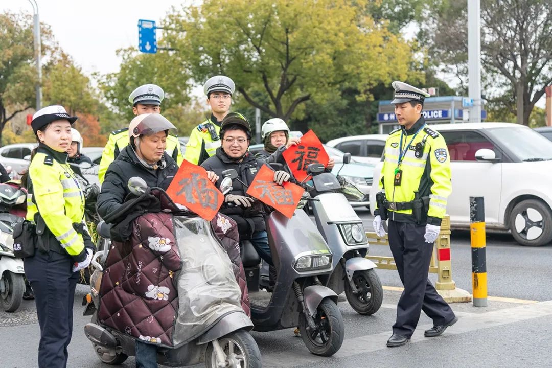 春节将至！交警海陵大队开展送福活动，和小学生共传文明出行祝福，你心动了吗？  第8张