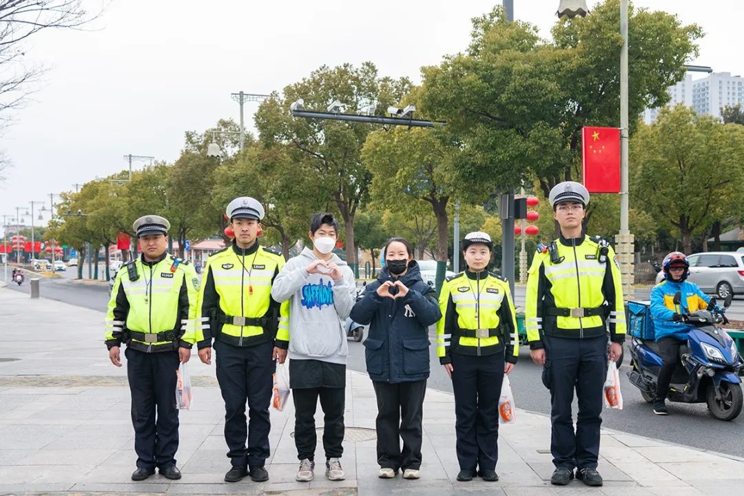 春节将至！交警海陵大队开展送福活动，和小学生共传文明出行祝福，你心动了吗？  第9张