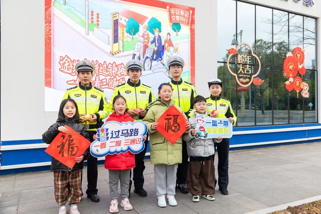 春节将至！交警海陵大队开展送福活动，和小学生共传文明出行祝福，你心动了吗？  第10张