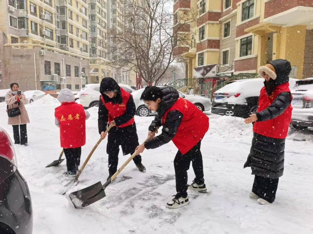 返乡大学生冰天雪地中奋战数小时，他们的暖心行动你看到了吗？  第2张