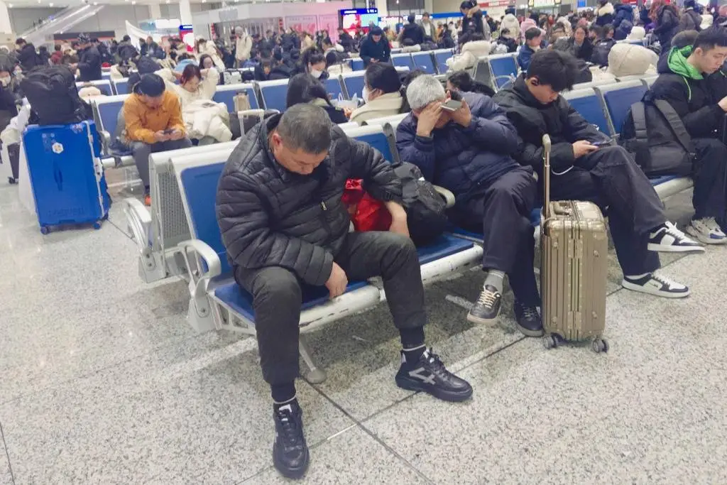 除夕夜，他们为何还在寒风中坚守岗位？揭秘2025年最温暖的守岁人  第4张