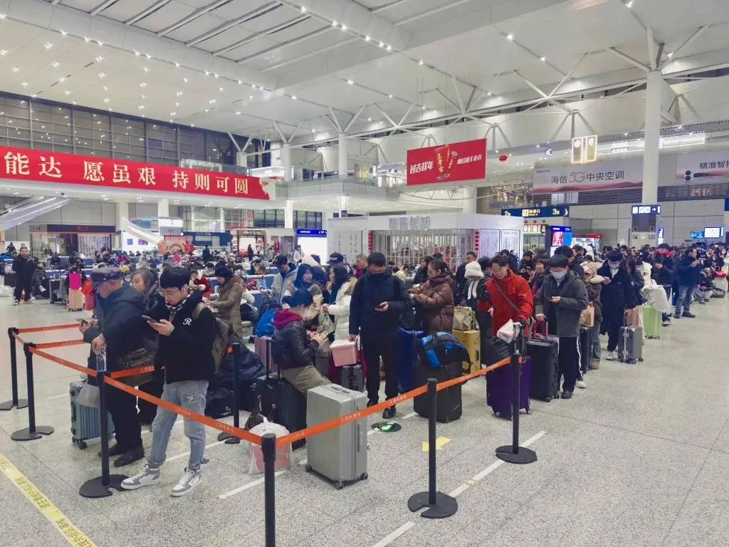 除夕夜，他们为何还在寒风中坚守岗位？揭秘2025年最温暖的守岁人  第5张