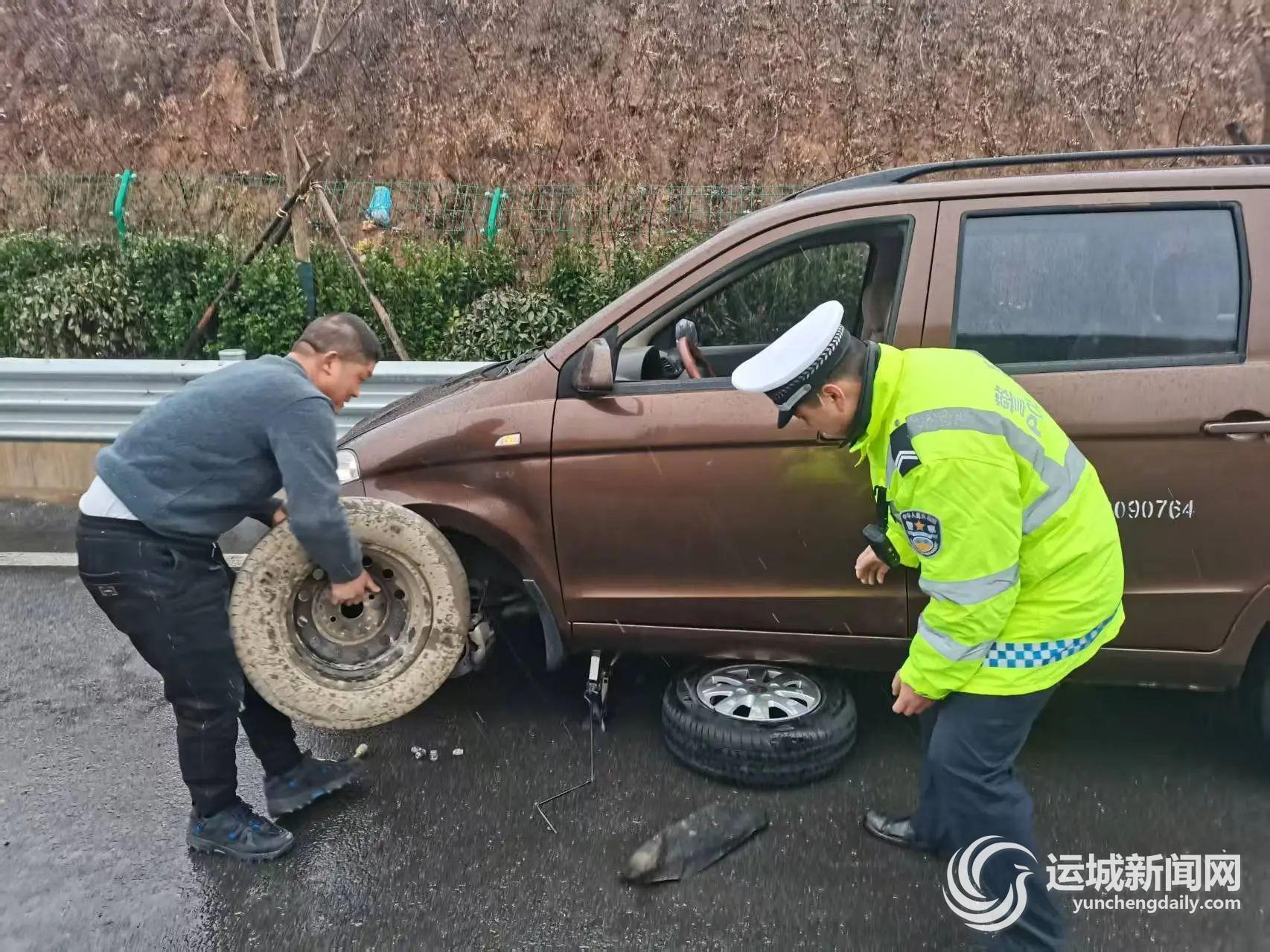 2025年首场降雪来袭！交警雪夜疏导交通+暖心救助，他们如何守护道路畅通？  第2张