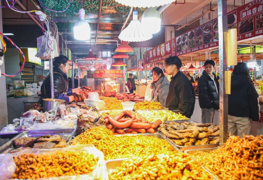 春节将至，五里岗街道年货市场人潮涌动，你准备好迎接新年的热闹了吗？  第3张