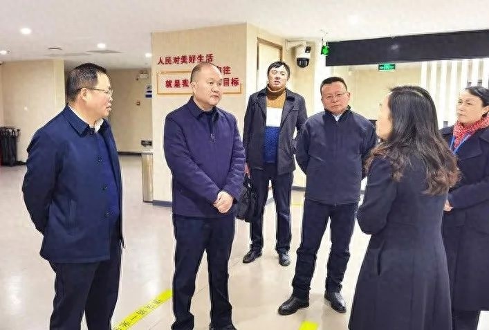 区委书记冉拥军亲临政务服务中心，为何强调要打造一流营商环境？  第1张