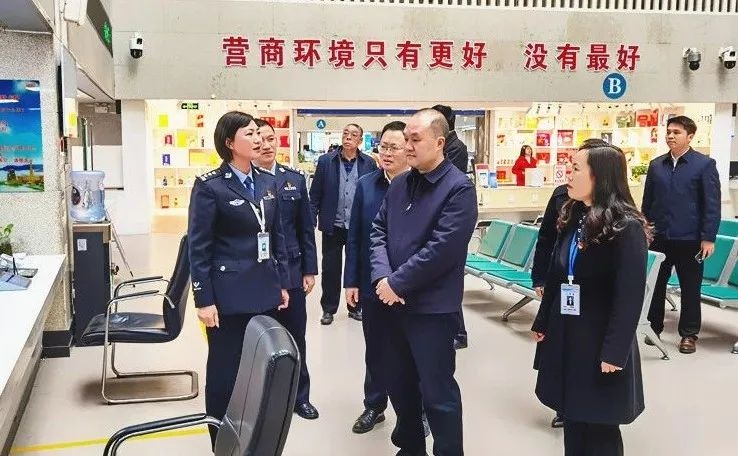 区委书记冉拥军亲临政务服务中心，为何强调要打造一流营商环境？  第2张