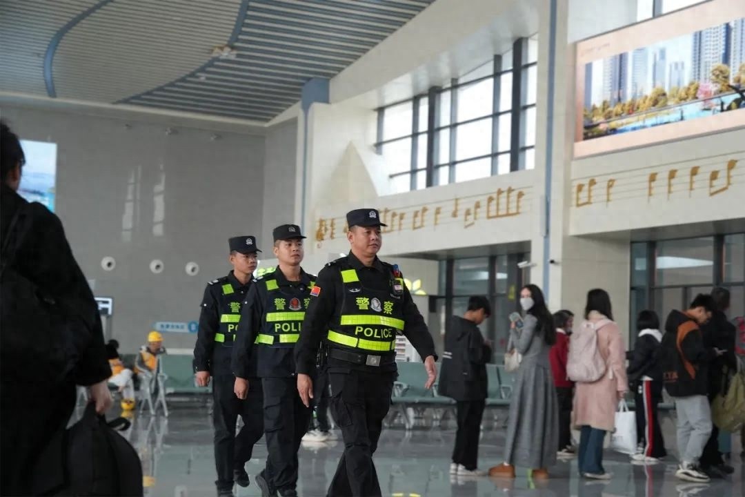 横州警方如何用坚守编织平安春运防护网？高铁时代的春运大考揭晓  第1张