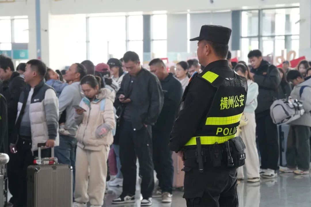 横州警方如何用坚守编织平安春运防护网？高铁时代的春运大考揭晓  第2张