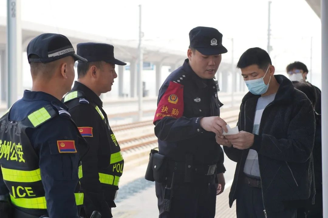 横州警方如何用坚守编织平安春运防护网？高铁时代的春运大考揭晓  第4张