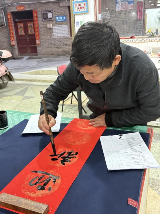 这副春联为何让所有人惊叹？陈平飞挥毫泼墨，六福临门跃然纸上  第2张