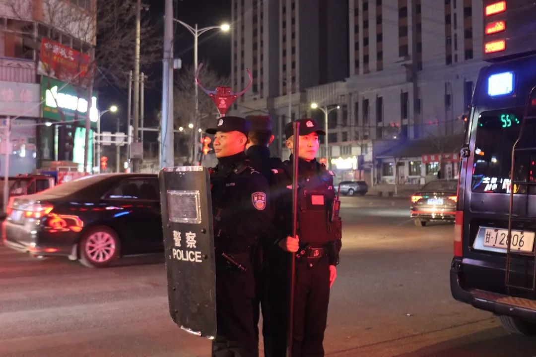新春佳节警色浓，坚守岗位守护不打烊？致敬白银公安民辅警的平凡坚守!  第4张