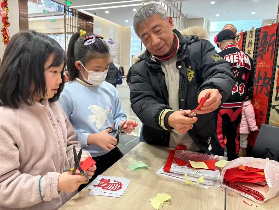 欧阳路街道新春游园会：居民们如何亲手剪出吉祥福字？  第2张