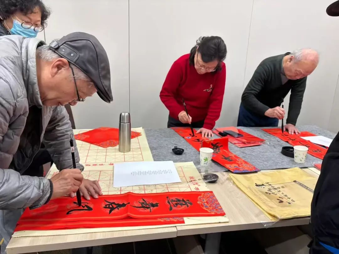 欧阳路街道新春游园会：居民们如何亲手剪出吉祥福字？  第3张