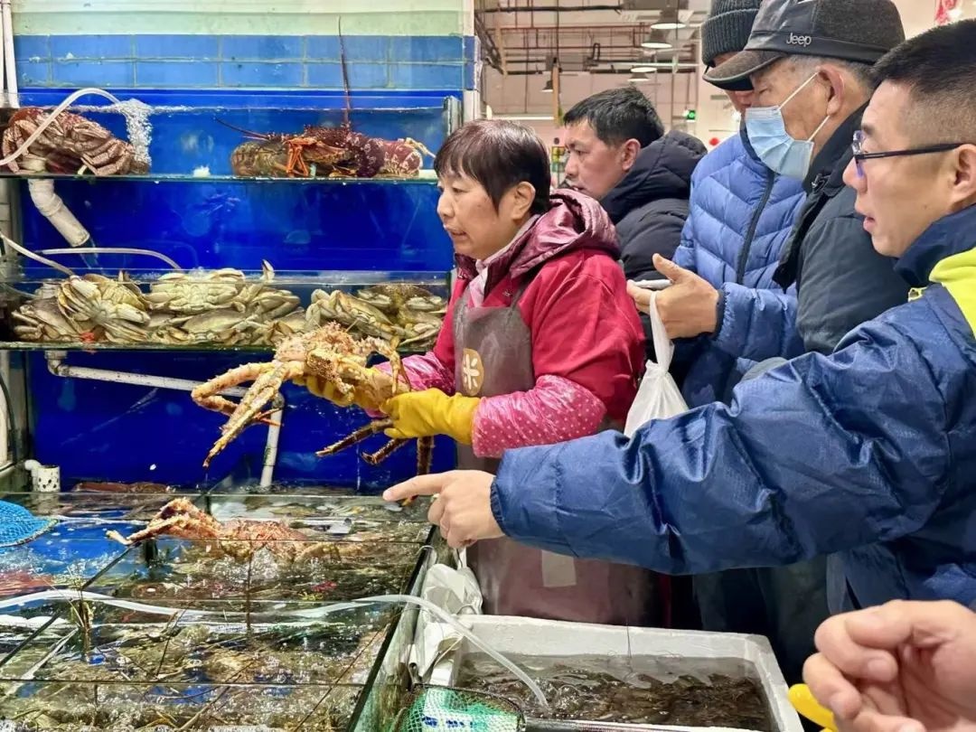 年夜饭食材大战！松江农贸市场为何一大早就人山人海？  第2张