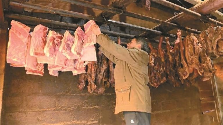 佛坪村民自家制腊肉:猪肉挂房梁为何?