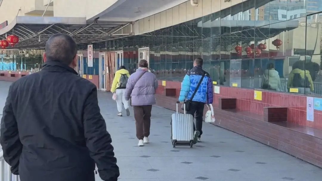 除夕回家路，为何公交车依然人潮涌动？揭秘市民的春运选择