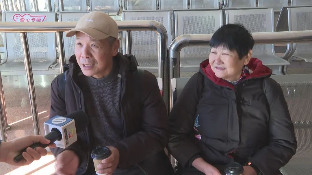 除夕回家路，为何公交车依然人潮涌动？揭秘市民的春运选择  第2张