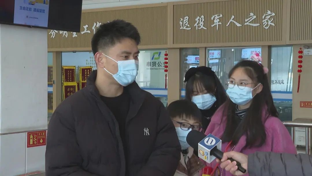 除夕回家路，为何公交车依然人潮涌动？揭秘市民的春运选择  第3张