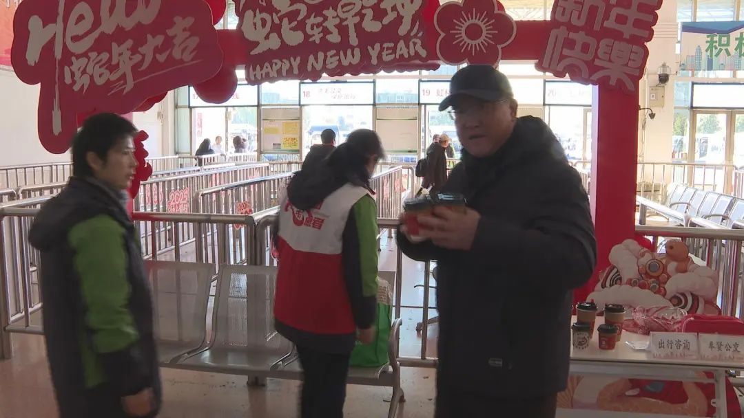 除夕回家路，为何公交车依然人潮涌动？揭秘市民的春运选择  第4张