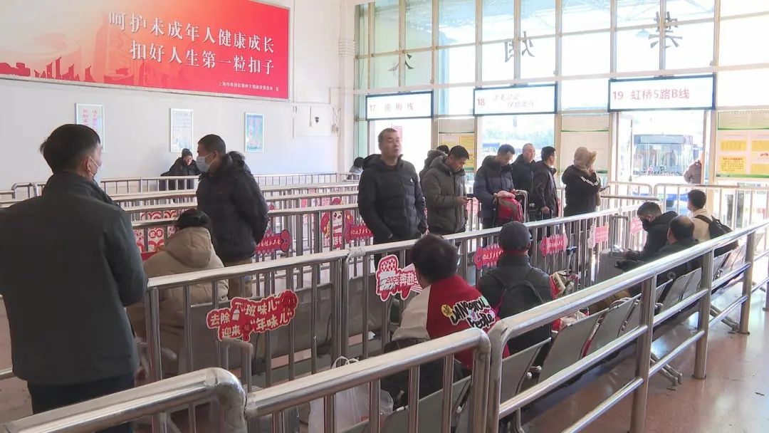 除夕回家路，为何公交车依然人潮涌动？揭秘市民的春运选择  第5张