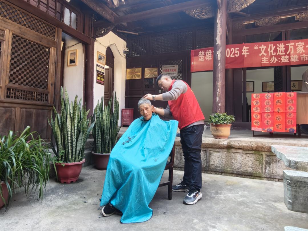 墨香四溢，春联送福！三街镇新春文明实践活动为何吸引众多群众？  第4张