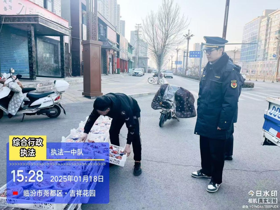 春节临近，商户占道经营成风！市容市貌谁来守护？  第4张