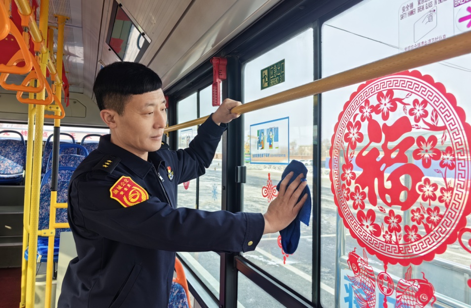 42岁公交司机除夕坚守岗位，为何他的笑容总能感染每一位乘客？  第3张