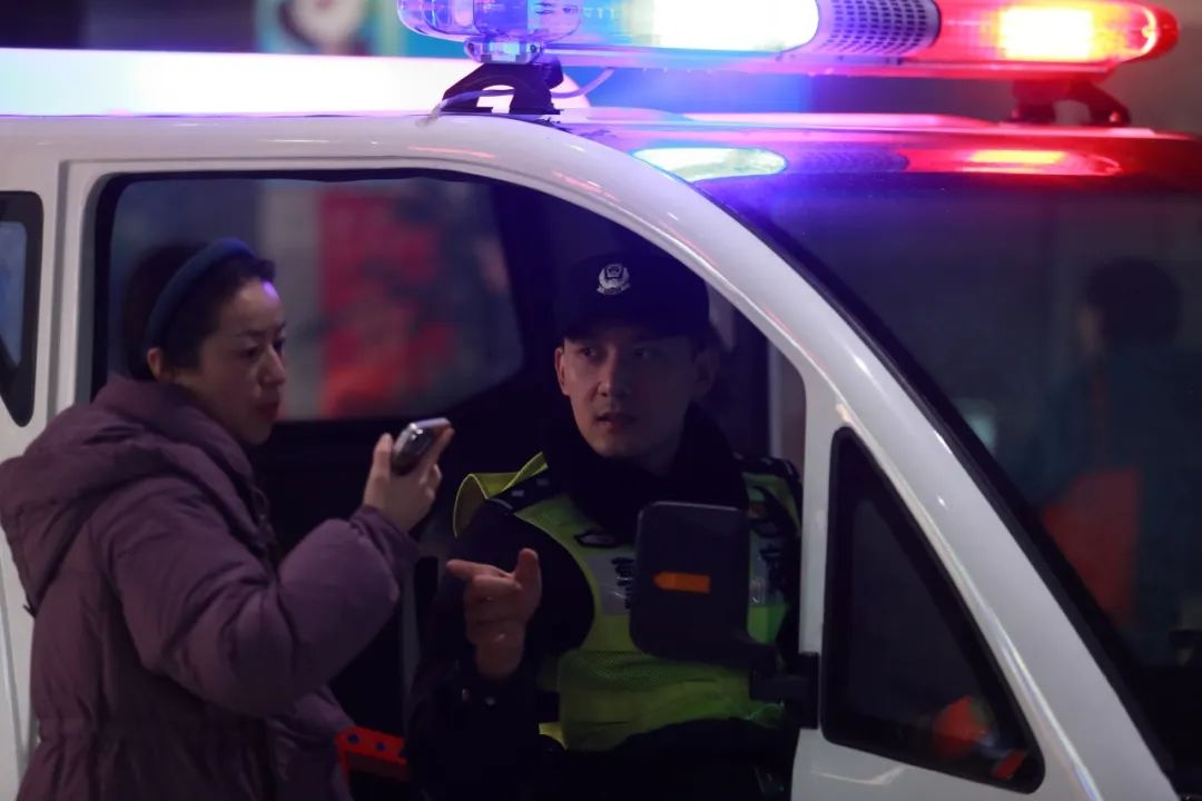 春运高峰，民警褚文浩如何守护虹桥火车站的安全？揭秘他们的24小时坚守  第2张