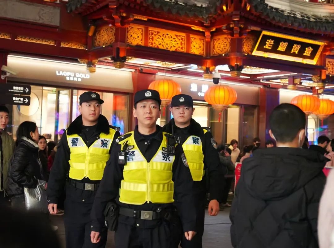春运高峰，民警褚文浩如何守护虹桥火车站的安全？揭秘他们的24小时坚守  第3张