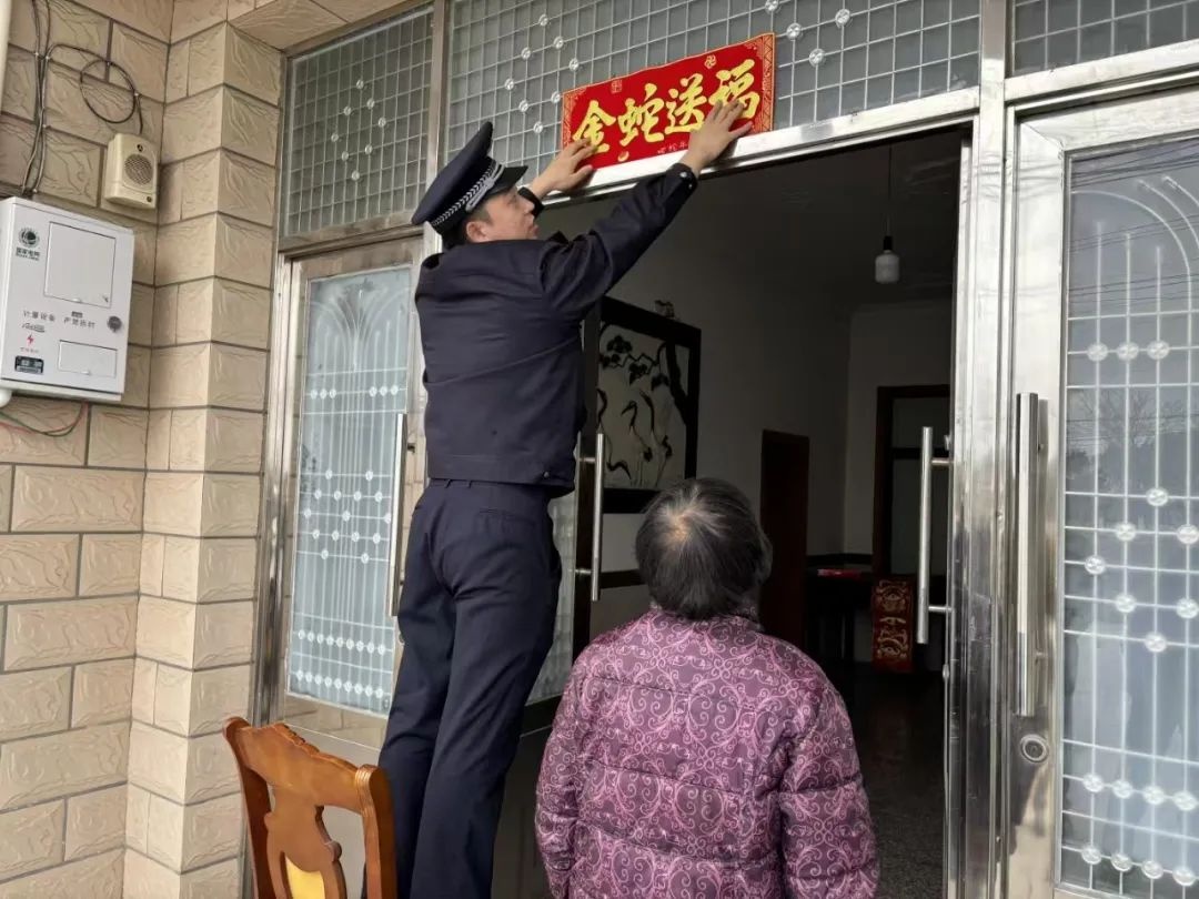 春运高峰，民警褚文浩如何守护虹桥火车站的安全？揭秘他们的24小时坚守  第4张