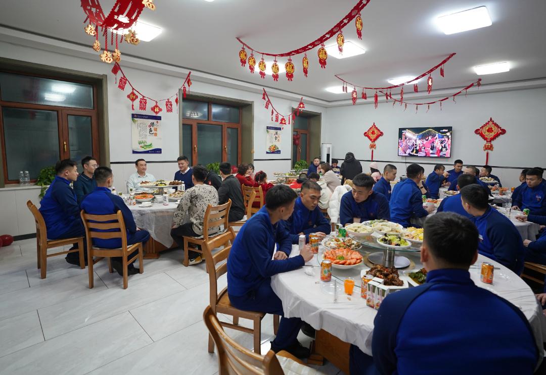 市长除夕夜与消防员共度佳节，他们的坚守为何如此重要？