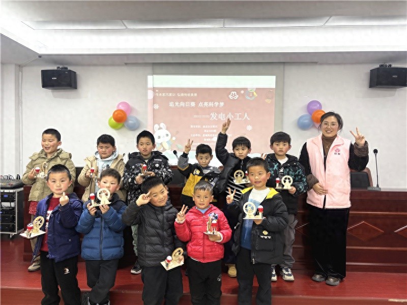 摇动手柄就能让灯泡亮起来？揭秘发电小工人背后的科学奇迹